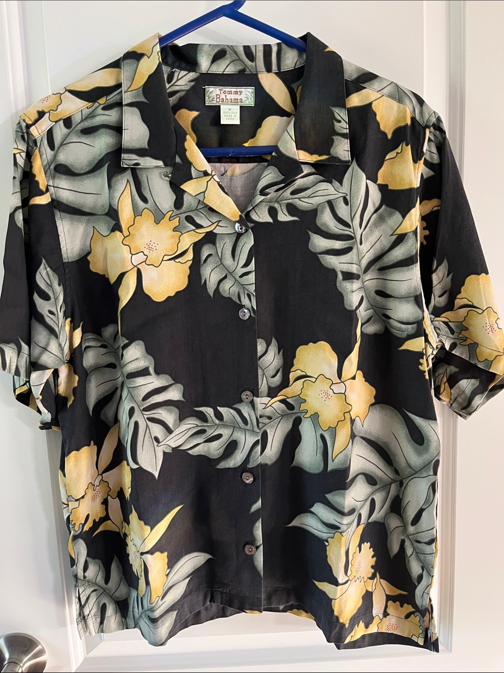 Tommy Bahama Women’s M
1990’s Black Shirt with Yellow Floral and Green Leaves